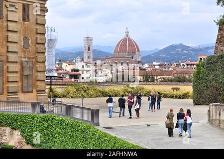 Florenz, Italien - 1. Mai 2015: Menschen besuchen Boboli-Gärten in Florenz, Italien. Boboli Gardens ist ein beliebtes Reiseziel mit Skulptur collecti Stockfoto