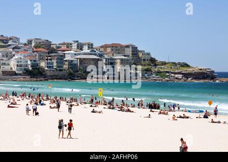 Menschen, die im Sommer die Sonne am Bondi Beach, Sydney, New South Wales, Australien genießen Stockfoto