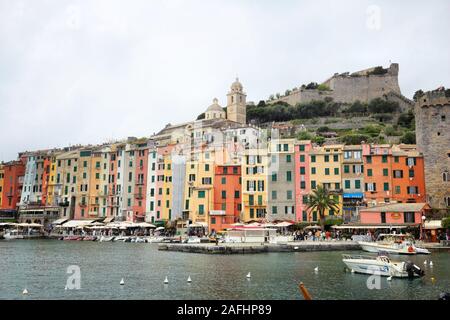 PORTOVENERE, Italien - 25 April 2015: die Menschen besuchen Portovenere in Italien. Es ist ein Teil von Portovenere und Cinque Terre UNESCO Weltkulturerbe establis Stockfoto