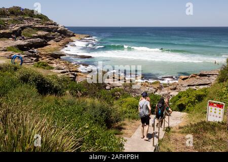 Mackenzies Bucht mit Menschen am Bondi, Bronte Spaziergang entlang der Küste, an einem sonnigen Tag im November, Sydney, Australien Stockfoto