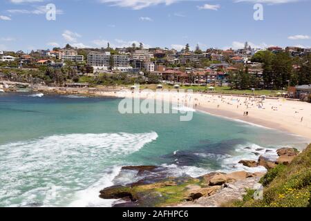 Sydney Beach - Bronte Beach, Sydney Australien - Menschen am Strand an einem sonnigen Tag im Sommer, Sydney Australien Stockfoto