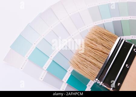 Pinsel auf die mit blauer Farbe gefüllt werden. Stockfoto