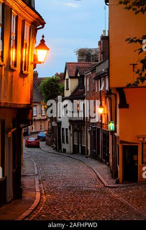 Elm Hill bei Nacht, Norwich, Norfolk, England, Großbritannien Stockfoto