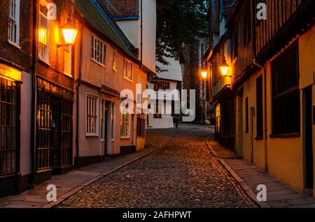 Elm Hill bei Nacht, Norwich, Norfolk, England, Großbritannien Stockfoto