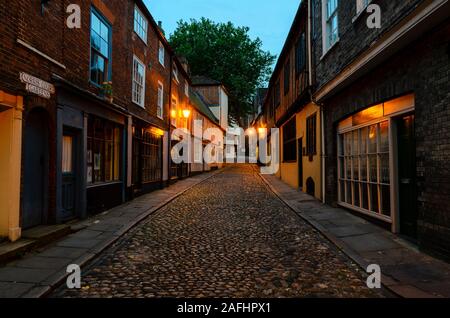 Elm Hill bei Nacht, Norwich, Norfolk, England, Großbritannien Stockfoto