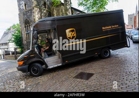Eine braune UPS van auf Elm Hill, Norwich, Norfolk, England, UK. Stockfoto
