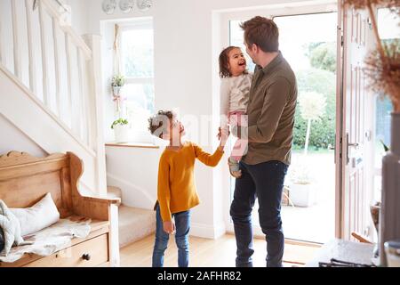 Einzelnen Vater nach Hause nach Ausflug mit aufgeregten Kinder läuft Stockfoto