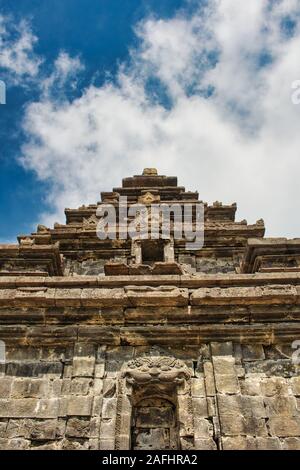 Blick auf einen alten Tempel Candi Arjuna in der touristischen Stätte von Dieng, Zentraljava, Indonesien Stockfoto