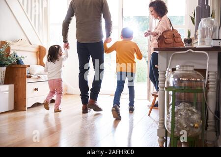 Ansicht der Rückseite des Familie das Haus verlassen auf Reise heraus mit aufgeregten Kinder Stockfoto