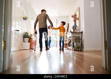 Ansicht der Rückseite des Familie das Haus verlassen auf Reise heraus mit aufgeregten Kinder Stockfoto