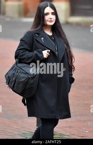 Alice Schneider, 22,, der leugnet die Mitgliedschaft der Nationalen Aktion, eine verbotene Neonazistische terroristische Gruppe, an der Birmingham Crown Court ankommen. Stockfoto