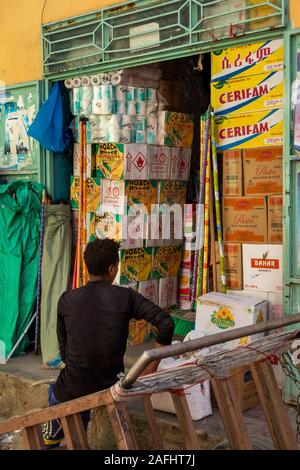 Äthiopien, Tigray, Mekele, Stadtzentrum, Markt, kleine Grosshandel Shop Verkauf von Toilettenpapier, roach Killer und Pasta Stockfoto