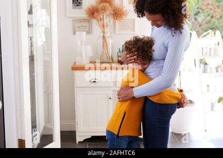 Lieben Sohn, Mutter Hug drinnen zu Hause Stockfoto