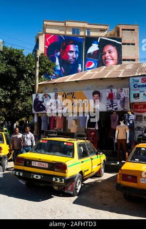 Äthiopien, Tigray, Mekele, Stadtzentrum, Romanat Quadratisch, Gelb Toyota Corolla Taxis geparkt Stockfoto