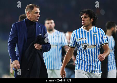 Head Coach Leonardo Semplici (L) und Sergio Floccari (R) der Spal sprechen einander am Ende der Italienischen Meisterschaft in der Serie A Fußballspiel zwischen AS Roma und Spal 2013 Am 15. Dezember 2019 im Stadio Olimpico in Rom, Italien - Foto Federico Proietti/ESPA-Bilder Stockfoto