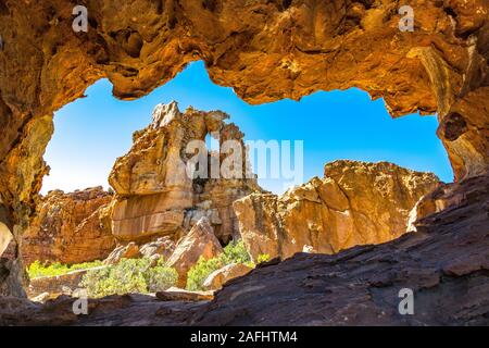 Blick von der Höhle zu bizarren Felsformation an Stadsaal, Cederberg Wilderness Area, Südafrika Stockfoto