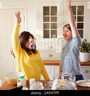 Junge Abstiegsyndrom Paar Spaß Backen in der Küche zu Hause. Stockfoto