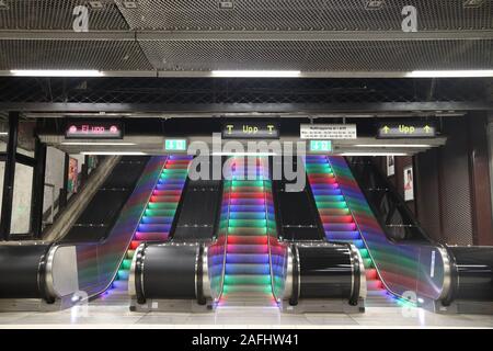 STOCKHOLM, Schweden - 24. AUGUST 2018: Rolltreppe in der Stockholmer U-Bahn (T-bana) U-Bahn Station in Schweden. Stockholm Metro ist bekannt für seine künstlerischen St Stockfoto