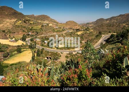 Äthiopien, Tigray, Debab, Straße durch landwirtschaftliche Felder in einer spektakulären Landschaft zur Erntezeit Wicklung Stockfoto