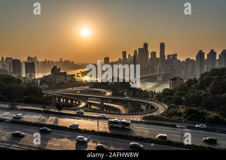 CHONGQING, CHINA - November 03: Ansicht von Chongqing Stadt Gebäude und die Yangtze River von einem Hügel bei Sonnenuntergang am November 03, 2018 in Chongqi Stockfoto