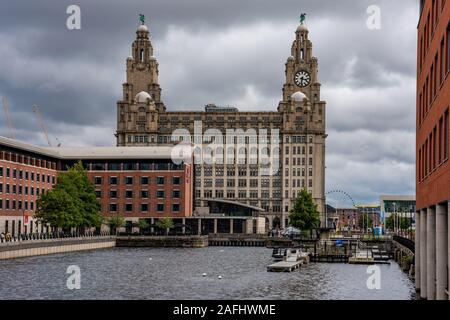 LIVERPOOL, Großbritannien - 11 August: Blick auf den berühmten Liver Building, einem historischen Gebäude entlang der Uferpromenade von der Princes Dock auf August Stockfoto