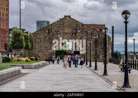 LIVERPOOL, Großbritannien - 13 August: Dies ist ein Blick auf die Uferpromenade an der historischen Royal Albert Dock am 13. August 2019 in Liverpool Stockfoto