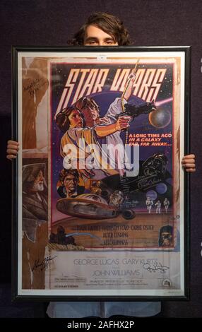 Bonhams, London, UK. 16. Dezember 2019. Unterhaltung Erinnerungsstücke verkauf Vorschau. Der Verkauf findet am 17. Dezember bei Bonhams Knightsbridge. Bild: Star Wars handsignierte Poster, Twentieth Century Fox, 1978. Schätzpreis: 700-900 £. Credit: Malcolm Park/Alamy Leben Nachrichten. Stockfoto