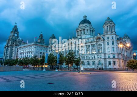 LIVERPOOL, Großbritannien - 11 August: Am Abend Blick auf den Pier Head, Cunard und Leber von Gebäuden, die famoust aufgeführten Gebäude entlang der waterfro Stockfoto