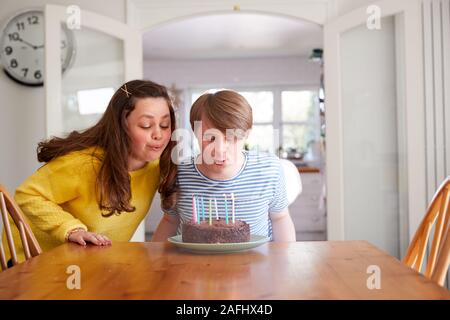 Junge Abstiegsyndrom Paar feiert Geburtstag zu Hause mit Kuchen Stockfoto