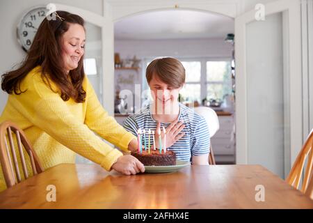 Junge Abstiegsyndrom Paar feiert Geburtstag zu Hause mit Kuchen Stockfoto