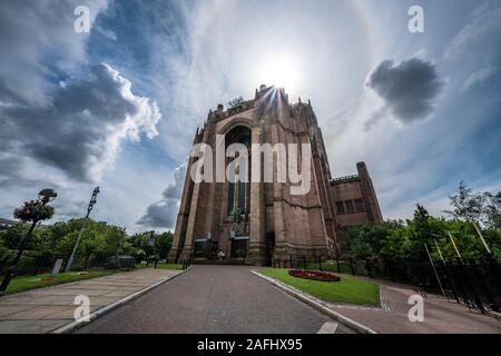 LIVERPOOL, Großbritannien - 12 August: Kathedrale von Liverpool mit Licht scheint durch, Kathedrale von Liverpool ist ein denkmalgeschütztes Gebäude und die größte Cathed Stockfoto