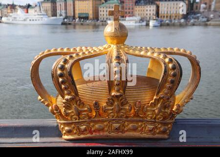 Stockholm Sehenswürdigkeiten. Golden Crown Skulptur auf Brücke Skeppsholmsbron in Stockholm, Schweden. Stockfoto