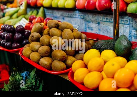 Viel Obst auf einem Tisch von Mandarinen und Orangen Stockfoto