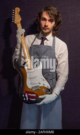 Bonhams, London, UK. 16. Dezember 2019. Unterhaltung Erinnerungsstücke verkauf Vorschau. Der Verkauf findet am 17. Dezember bei Bonhams Knightsbridge. Bild: die Rolling Stones: Mick Jagger's Fender Squier Stratocaster, 1983. Schätzung: £ 5.000 p -7,000. Credit: Malcolm Park/Alamy Leben Nachrichten. Stockfoto