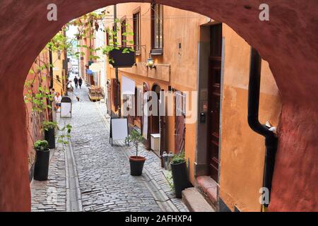 Die Stadt Stockholm in Schweden. Altstadt malerisch Torbogen von Gasgrand. Stockfoto