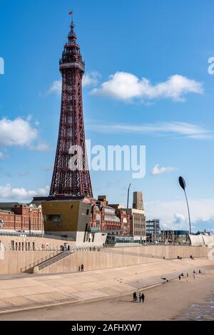 BLACKPOOL, Großbritannien - 12 August: Blick von Blackpool Tower, einem berühmten historischen traveld Ziel entlang der Strandpromenade am 12. August 2019 in Blackpo Stockfoto