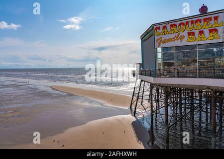 BLACKPOOL, Großbritannien - 12 August: Blick auf die North Pier und Blackpool Beach mit einem Ebbe in der Sommerzeit am 12. August 2019 in Blackpool Stockfoto