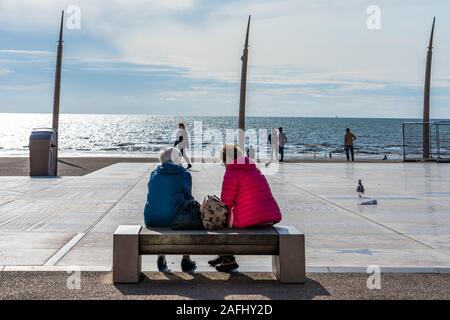 BLACKPOOL, Großbritannien - 12 August: Menschen bei der Uferpromenade im Sommer sitzen am 12. August 2019 in Blackpool Stockfoto