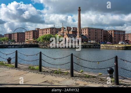 LIVERPOOL, Großbritannien - 13 August: Dies ist eine Ansicht der Royal Albert Dock von der Uferpromenade am 13. August 2019 in Liverpool Stockfoto