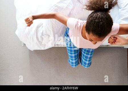 Ansicht der Frau tragen Schlafanzug ausdehnen, als sie aus dem Bett zu Hause erhält Stockfoto