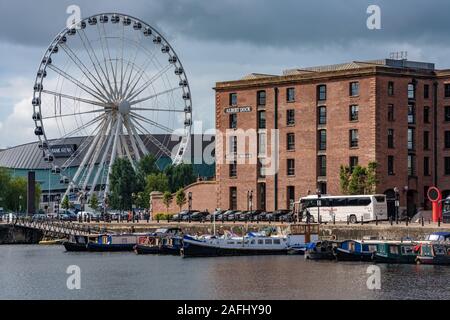 LIVERPOOL, Großbritannien - 13 August: Dies ist eine Ansicht des Rades von Liverpool und die Royal Albert Dock am 13. August 2019 in Liverpool Stockfoto