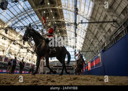 Hinter den Kulissen der Household Cavalry Regiment montiert vor Ihrer Leistung dieses Jahr bei Olympia, die London International Horse Show, UK. Stockfoto