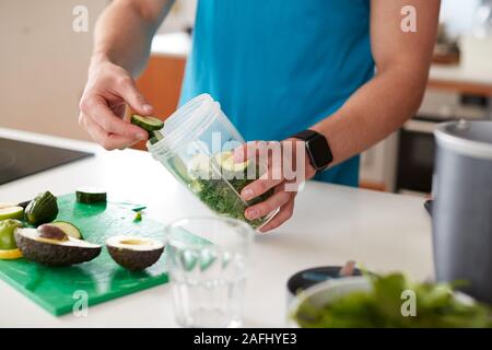 Nahaufnahme des Menschen vorbereiten Zutaten für gesunde Säfte trinken Nach dem Training Stockfoto