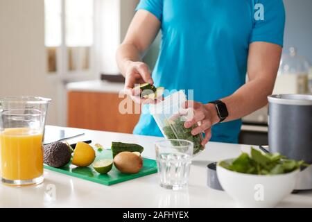 Nahaufnahme des Menschen vorbereiten Zutaten für gesunde Säfte trinken Nach dem Training Stockfoto