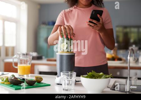 Nahaufnahme von Frau mit Fitness Tracker zu zählen Kalorien für Post Workout Saft trinken Sie Bildet Stockfoto