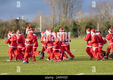 Oxfordshire, UK - 14. Dezember 2019: Verkleidet als Weihnachtsmann nehmen Sie Teil an den jährlichen santa Fun Run. Stockfoto