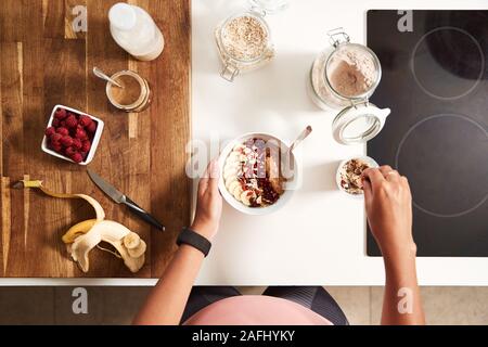 Overhead Shot von Frau Vorbereitung gesundes Frühstück zu Hause nach dem Training Stockfoto