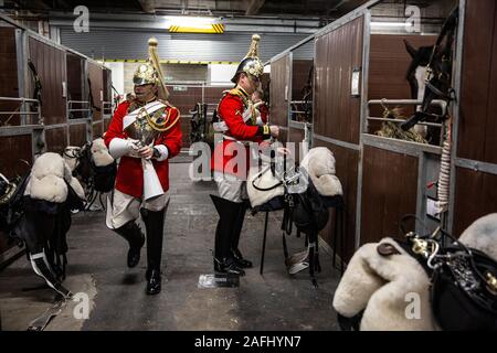 Hinter den Kulissen der Household Cavalry Regiment montiert vor Ihrer Leistung dieses Jahr bei Olympia, die London International Horse Show, UK. Stockfoto