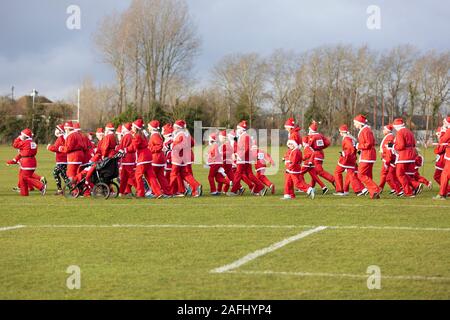 Oxfordshire, UK - 14. Dezember 2019: Verkleidet als Weihnachtsmann nehmen Sie Teil an den jährlichen santa Fun Run. Stockfoto