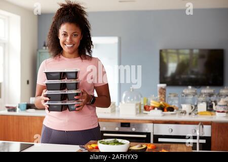 Portrait von Frau Vorbereitung Charge von gesunden Mahlzeiten zu Hause in der Küche Stockfoto